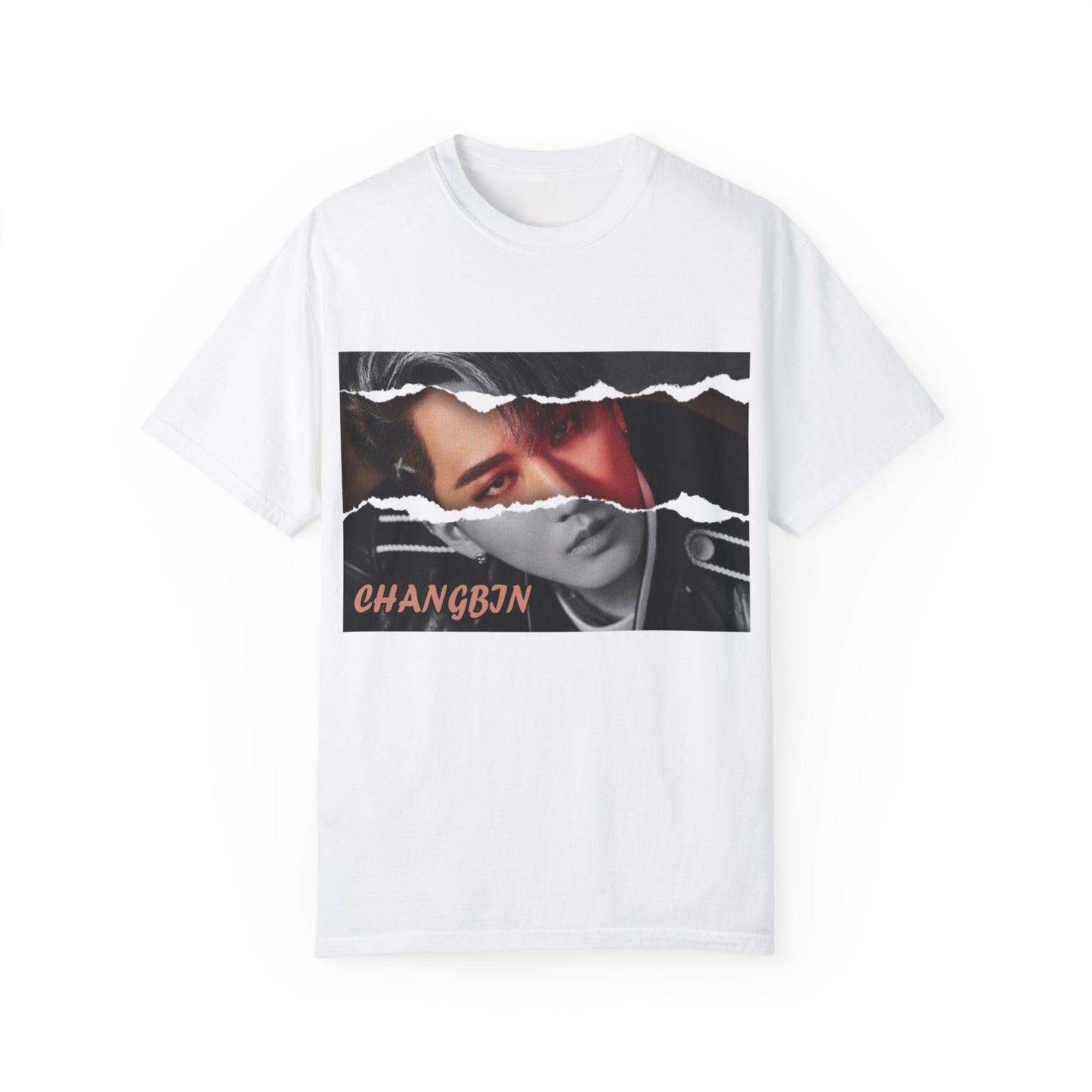 Flat Changbin Stray Kids Unisex T-Shirt in white – Ripping the Stage. A bold design featuring Changbin with a torn paper effect revealing a mix of monochrome and intense red hues. The striking contrast mirrors his powerful stage presence and raw energy. ModeK Vetements.