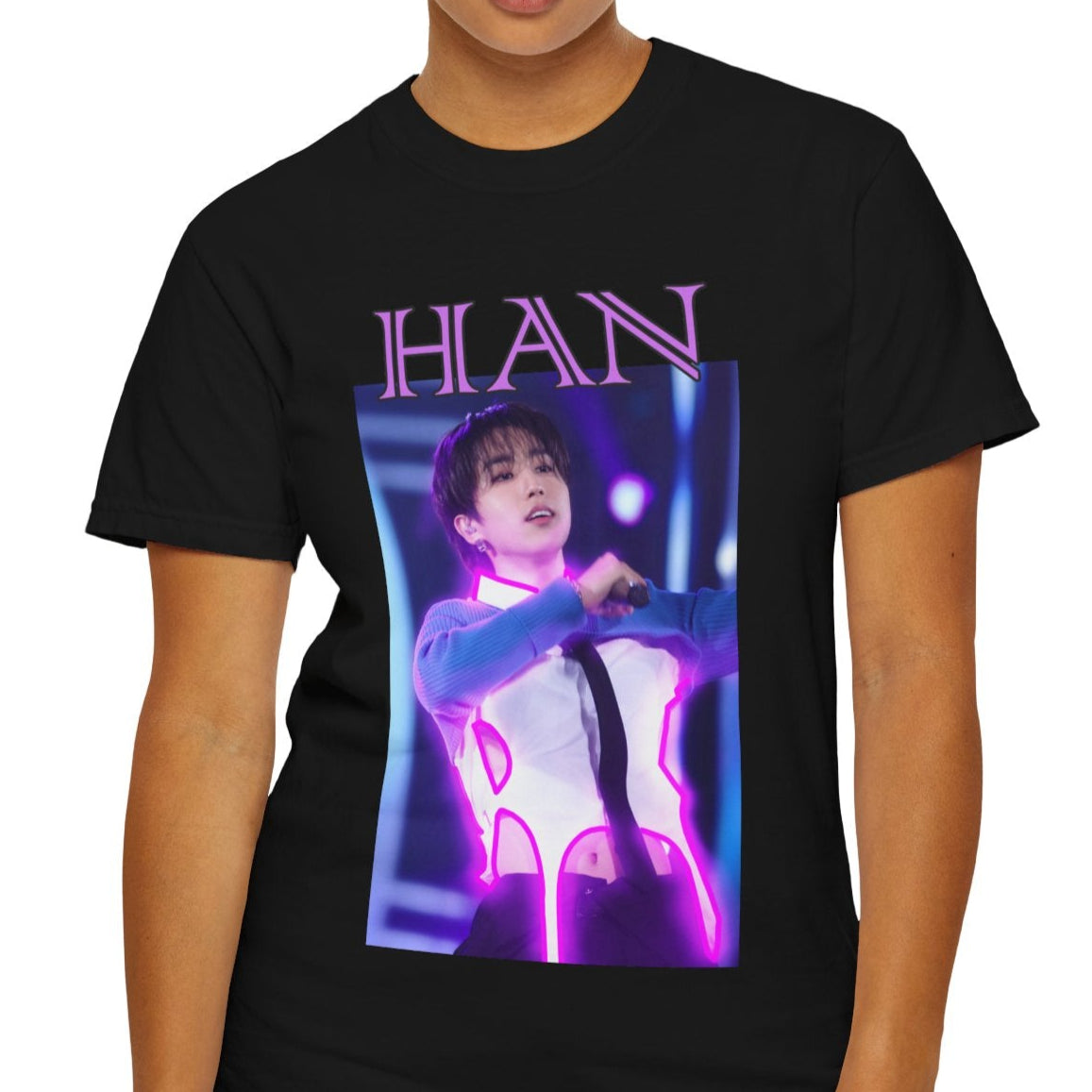 Han Stray Kids Unisex T-Shirt in black – Neon Energy. A striking design featuring Han performing on stage, outlined in bold pink neon lights. The glowing effect adds a futuristic, high-energy feel, capturing his electrifying stage presence. ModeK Vetements.