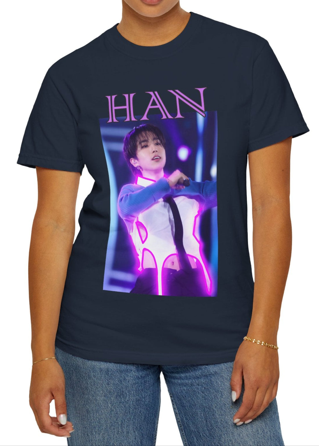 Han Stray Kids Unisex T-Shirt in navy – Neon Energy. A striking design featuring Han performing on stage, outlined in bold pink neon lights. The glowing effect adds a futuristic, high-energy feel, capturing his electrifying stage presence. ModeK Vetements.