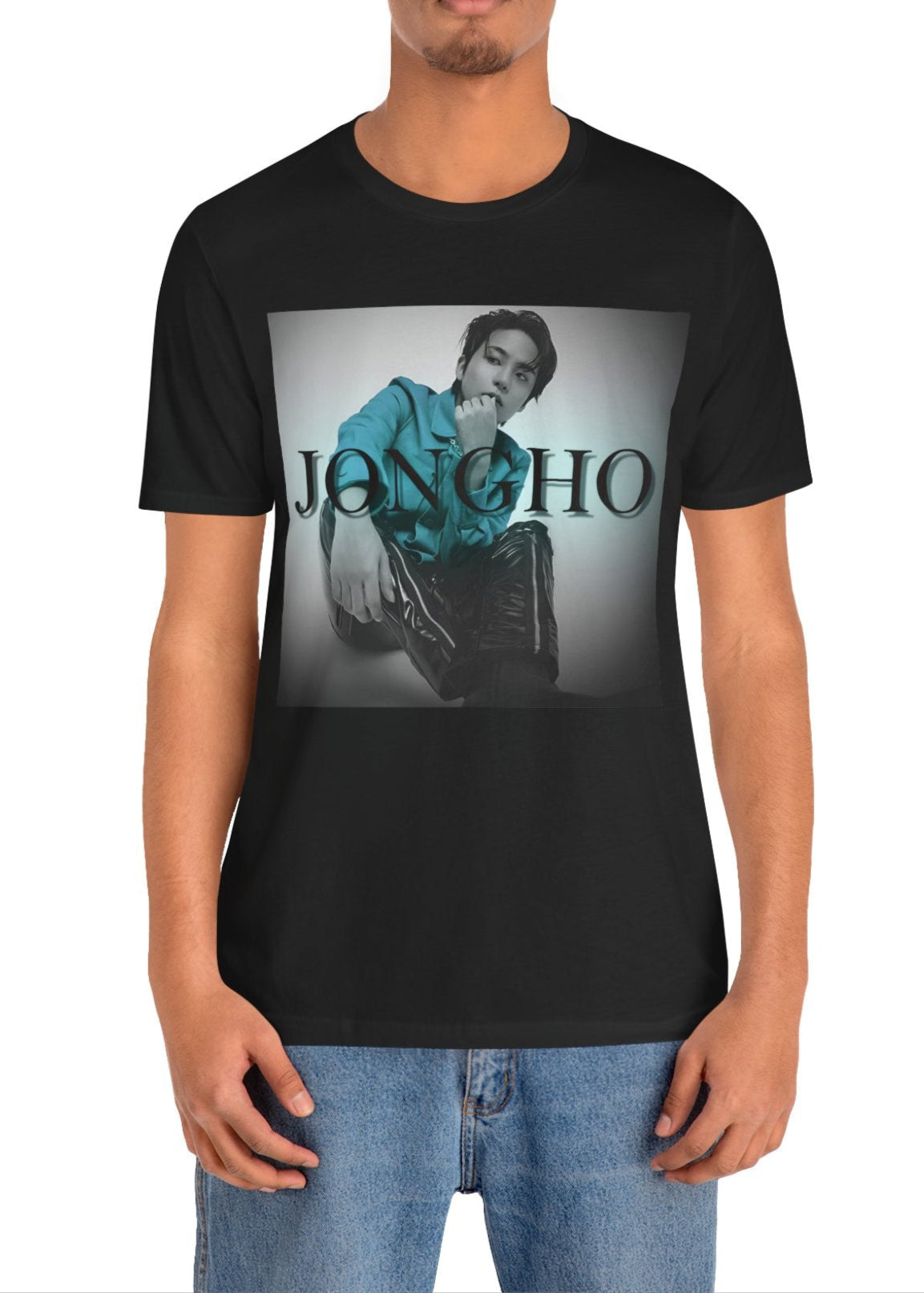 Jongho ATEEZ Unisex T-Shirt in black, featuring a bold teal contrast against a monochrome backdrop. His unwavering gaze and strong posture exude quiet strength. ModeK Vetements.