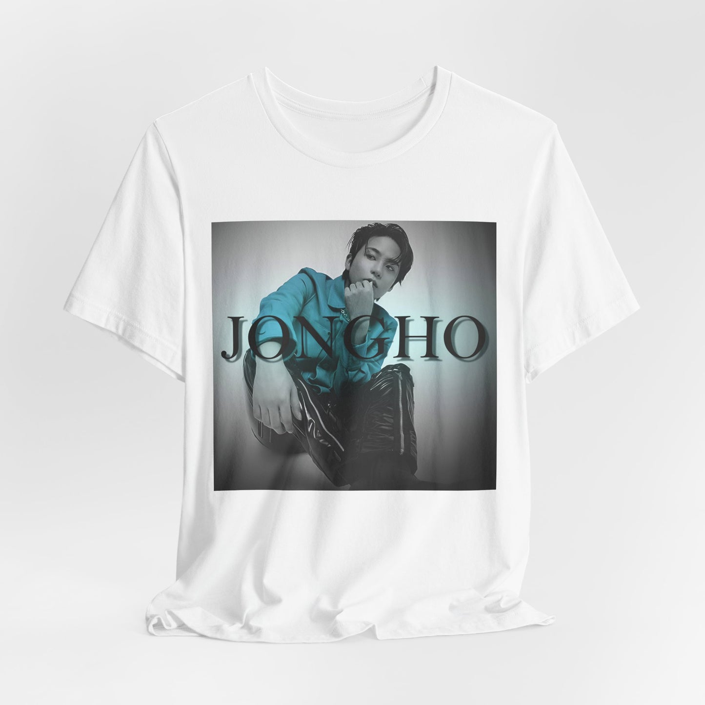 Draped Jongho ATEEZ Unisex T-Shirt in white, featuring a bold teal contrast against a monochrome backdrop. His unwavering gaze and strong posture exude quiet strength. ModeK Vetements.