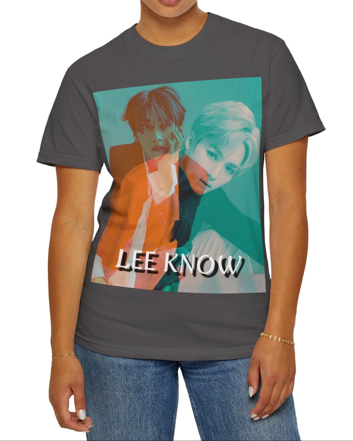 Lee Know SKZ unisex T-shirt in graphite, with a bold double-exposure design in teal and tangerine tones. Features layered portraits and soft cotton fabric. ModeK Vetements.
