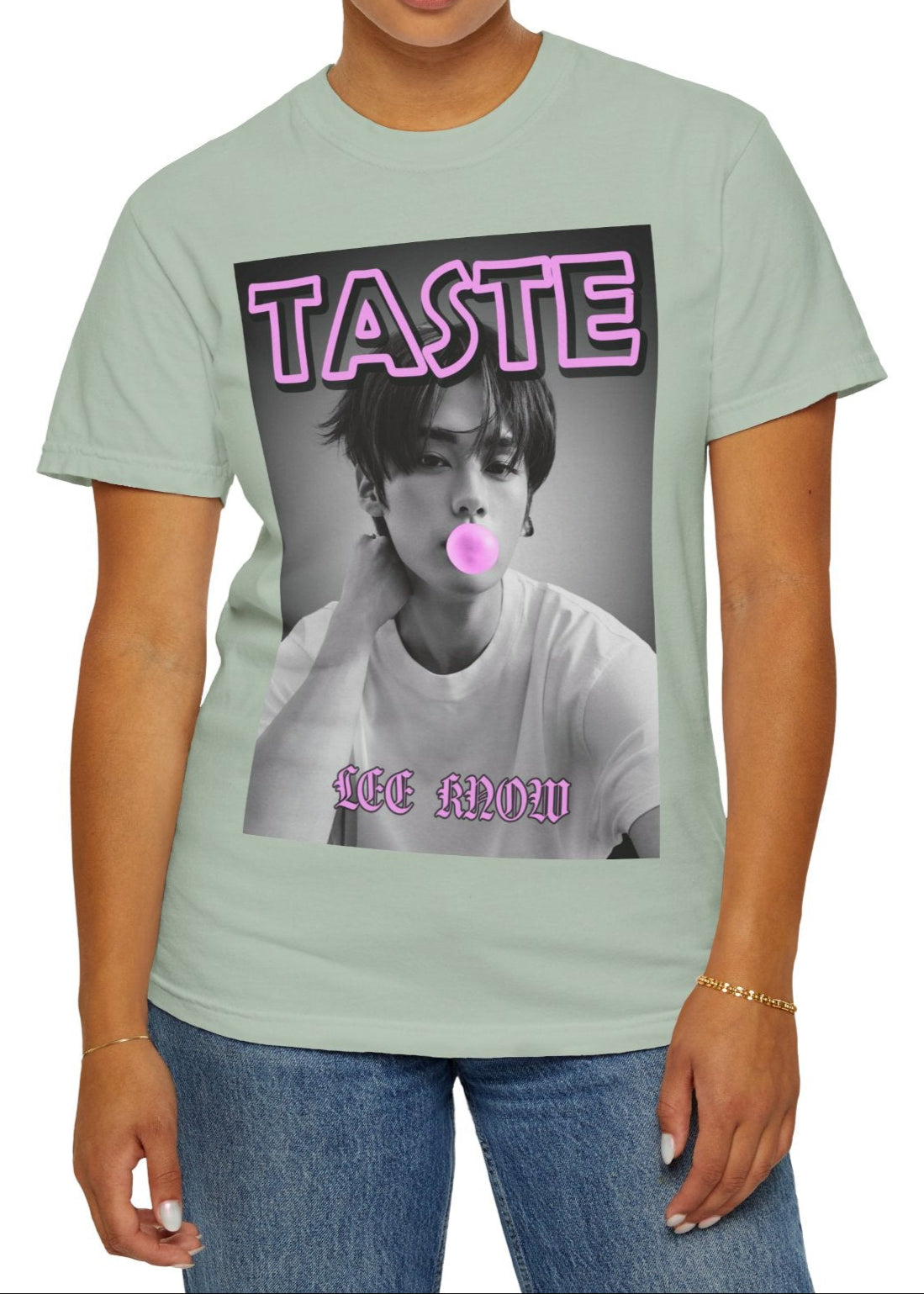 Lee Know Stray Kids Unisex T-Shirt in bay – The Taste of Mischief. A stylish monochrome design featuring Lee Know blowing a pink bubble gum bubble. The bold pink and purple "TASTE" text adds a playful yet edgy touch, referencing both the candy-like fun and his song “Taste.” ModeK Vetements.