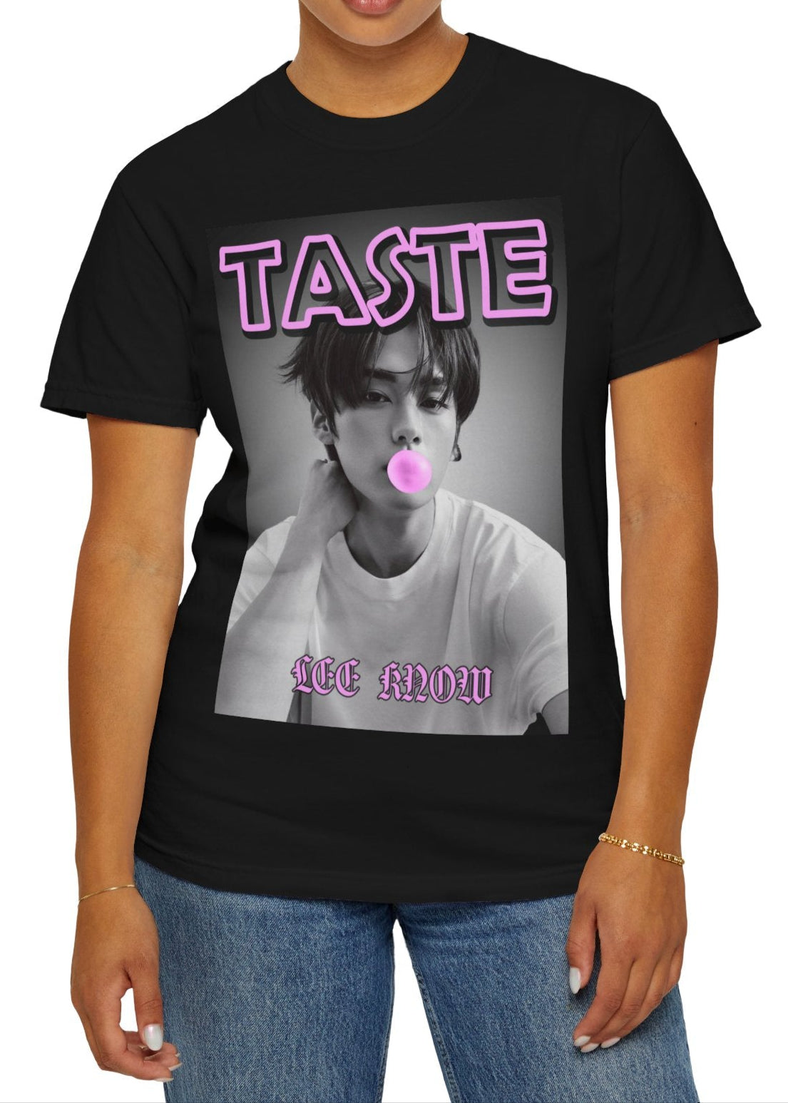 Lee Know Stray Kids Unisex T-Shirt in black – The Taste of Mischief. A stylish monochrome design featuring Lee Know blowing a pink bubble gum bubble. The bold pink and purple "TASTE" text adds a playful yet edgy touch, referencing both the candy-like fun and his song “Taste.” ModeK Vetements.