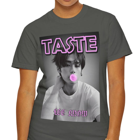 Lee Know Stray Kids Unisex T-Shirt in pepper – The Taste of Mischief. A stylish monochrome design featuring Lee Know blowing a pink bubble gum bubble. The bold pink and purple "TASTE" text adds a playful yet edgy touch, referencing both the candy-like fun and his song “Taste.” ModeK Vetements.