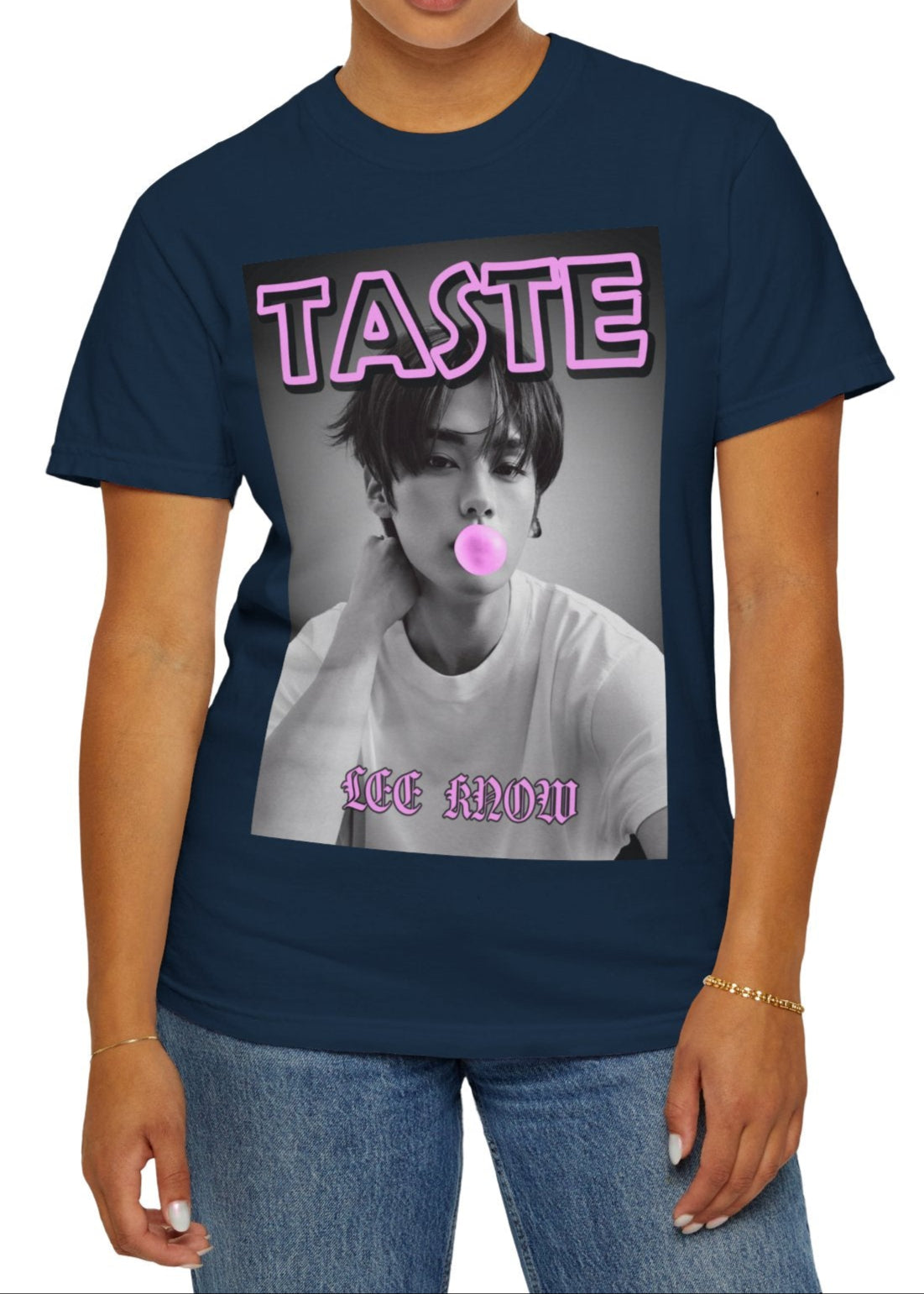 Lee Know Stray Kids Unisex T-Shirt in true navy – The Taste of Mischief. A stylish monochrome design featuring Lee Know blowing a pink bubble gum bubble. The bold pink and purple "TASTE" text adds a playful yet edgy touch, referencing both the candy-like fun and his song “Taste.” ModeK Vetements.