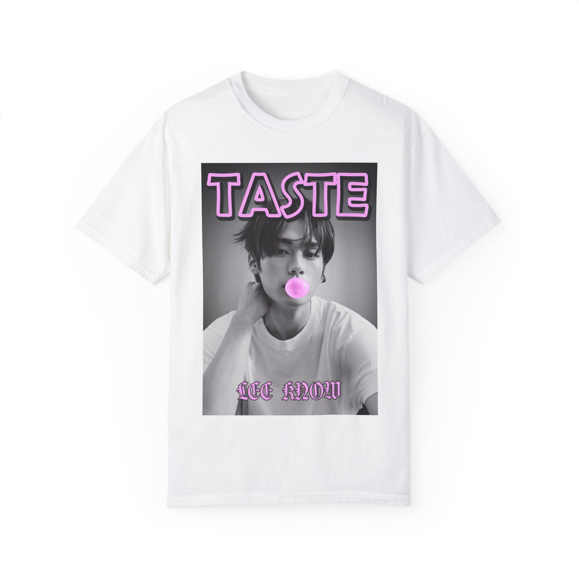 Flat Lee Know Stray Kids Unisex T-Shirt in white – The Taste of Mischief. A stylish monochrome design featuring Lee Know blowing a pink bubble gum bubble. The bold pink and purple "TASTE" text adds a playful yet edgy touch, referencing both the candy-like fun and his song “Taste.” ModeK Vetements.