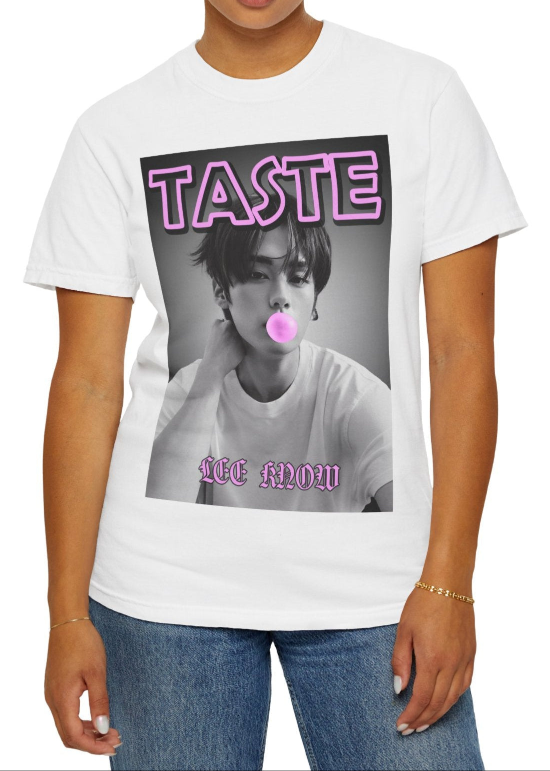 Lee Know Stray Kids Unisex T-Shirt in white – The Taste of Mischief. A stylish monochrome design featuring Lee Know blowing a pink bubble gum bubble. The bold pink and purple "TASTE" text adds a playful yet edgy touch, referencing both the candy-like fun and his song “Taste.” ModeK Vetements.