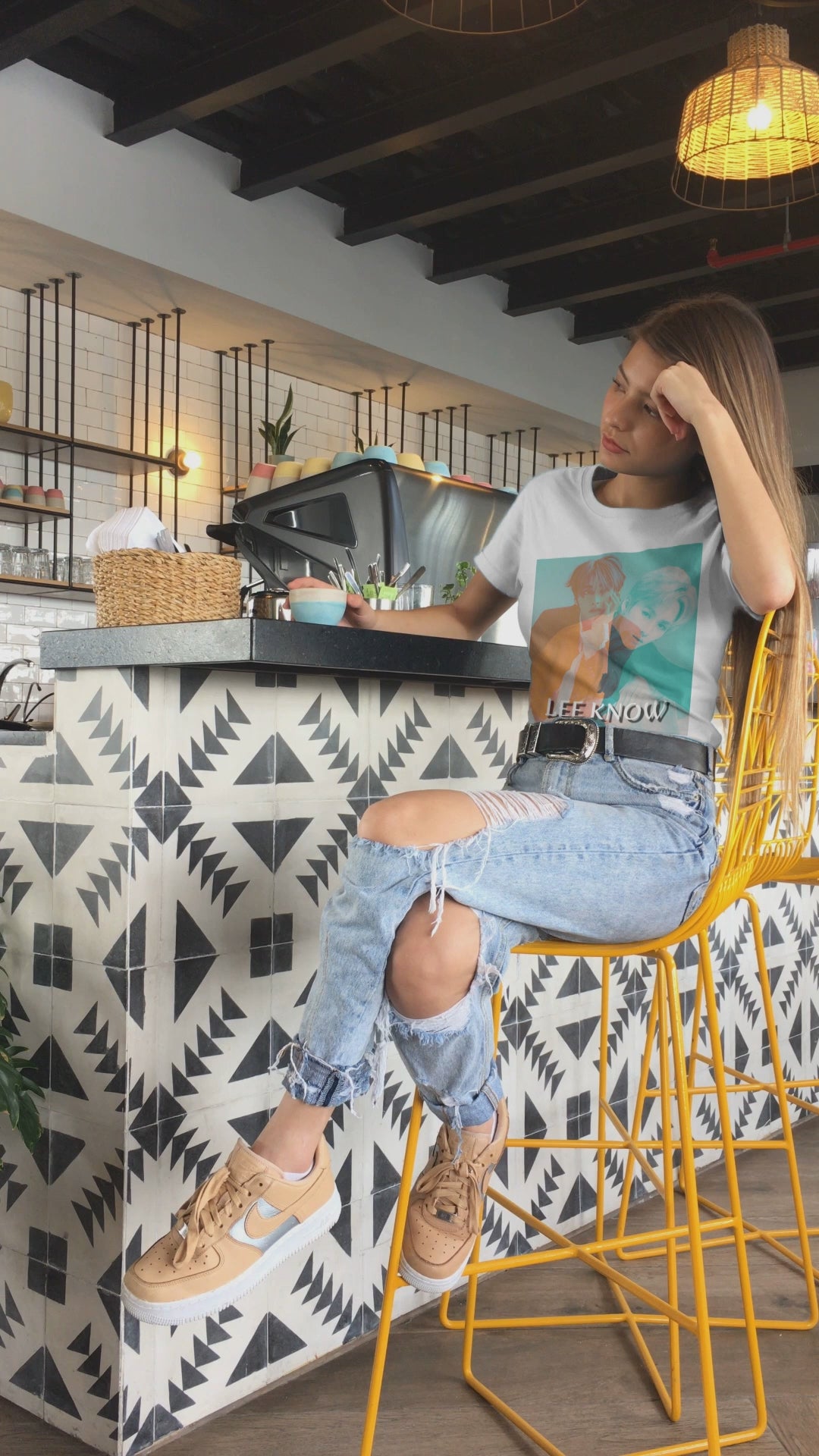 Video showcasing the Lee Know SKZ unisex T-shirt in white, with a bold double-exposure design in teal and tangerine tones. Features layered portraits and soft cotton fabric. ModeK Vetements.