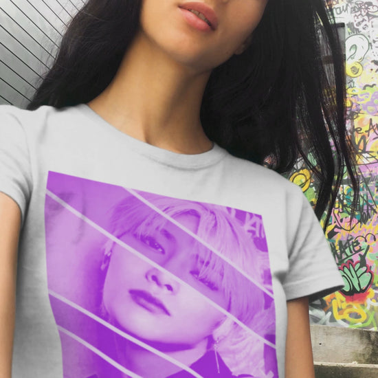 Video showcasing the Stray Kids I.N (Yang Jeong-in) unisex cotton T-shirt in white, design with diagonal bands and a chain earring, creating contrast between light and shadow. ModeK Vetements.