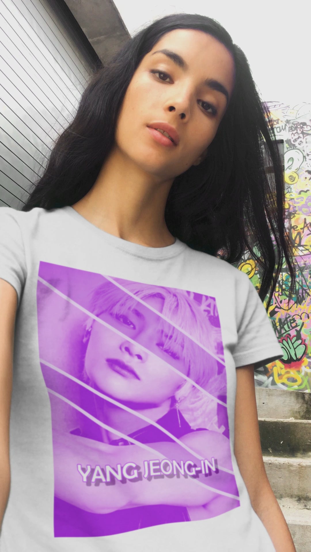 Video showcasing the Stray Kids I.N (Yang Jeong-in) unisex cotton T-shirt in white, design with diagonal bands and a chain earring, creating contrast between light and shadow. ModeK Vetements.