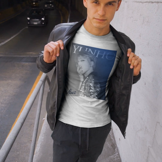 Video showcasing Yunho from ATEEZ printed on a unisex t-shirt in white, wearing a dramatic metallic epaulette of scales and stones with 3D metallic nail art. A cobalt-to-iron gradient and bold lettering complete the retro aesthetic. From ModeK Vetements.