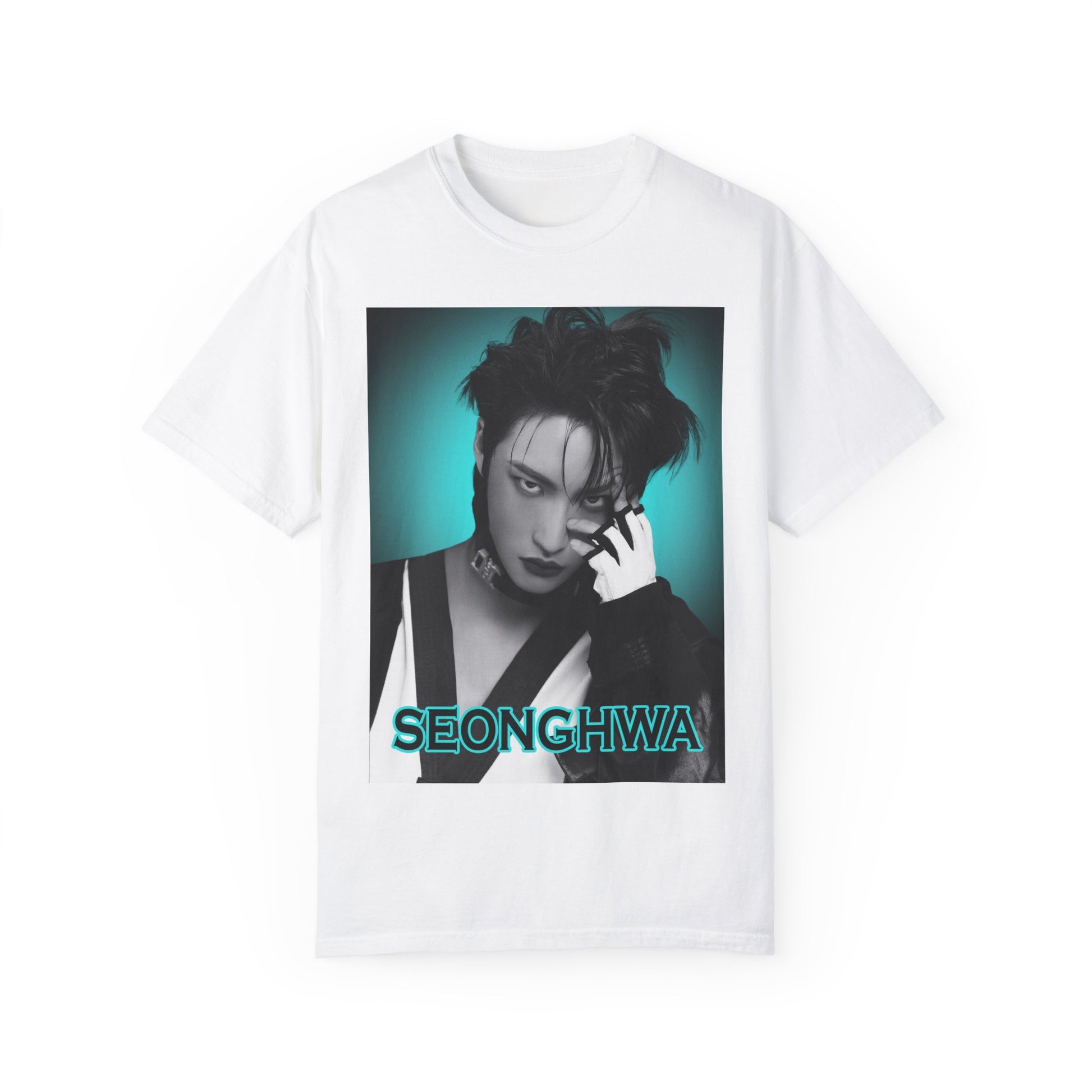 Flat Seonghwa ATEEZ Unisex T-Shirt in white – Experiment in Contrasts. A striking black-and-white portrait of Seonghwa with dramatic lighting, deep shadows, and a piercing gaze. His darkened lips add an intense edge, while a bold teal glow surrounds him, creating a contrast between elegance and raw energy. ModeK Vetements.