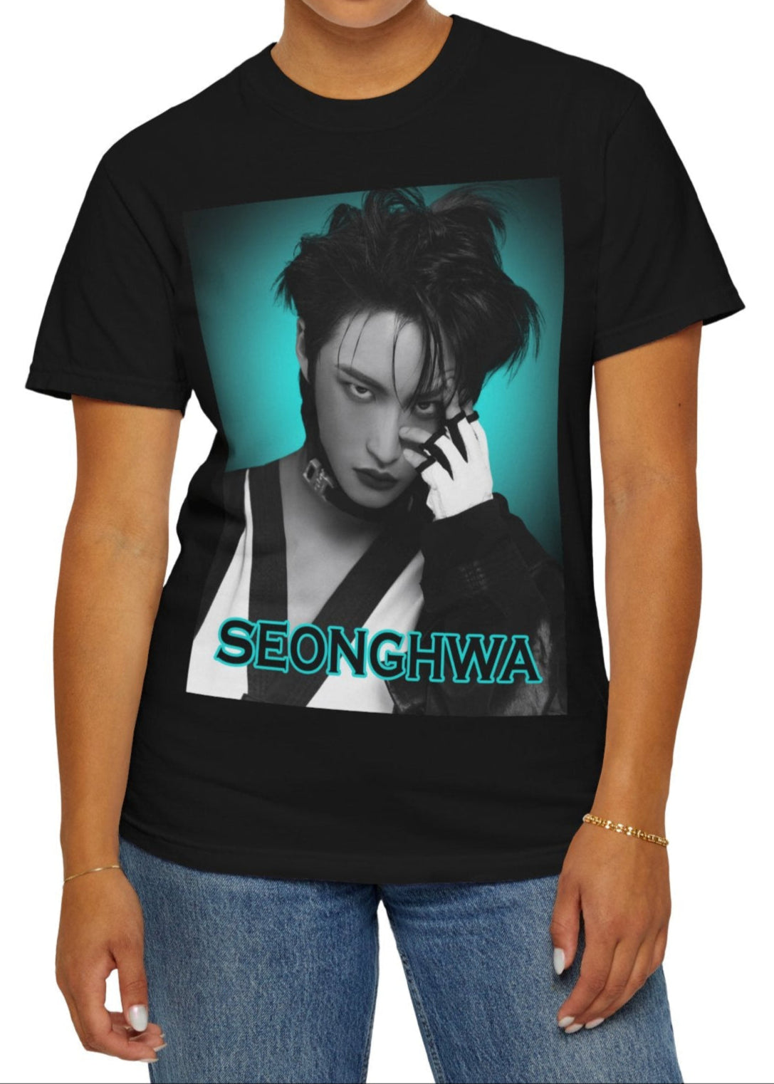 Seonghwa ATEEZ Unisex T-Shirt in black – Experiment in Contrasts. A striking black-and-white portrait of Seonghwa with dramatic lighting, deep shadows, and a piercing gaze. His darkened lips add an intense edge, while a bold teal glow surrounds him, creating a contrast between elegance and raw energy. ModeK Vetements.