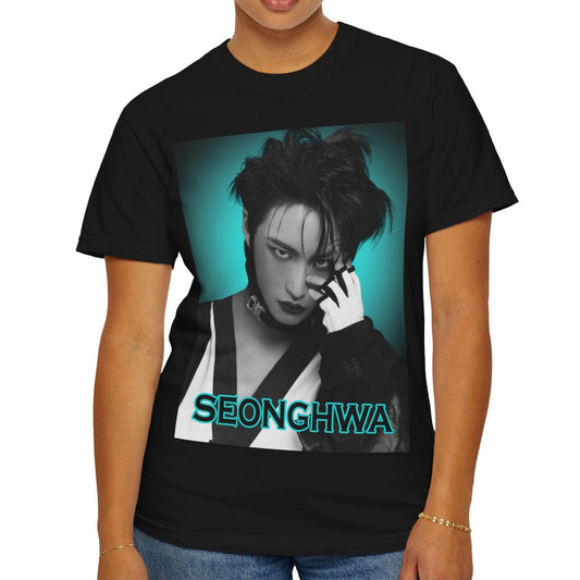 Seonghwa ATEEZ Unisex T-Shirt in black – Experiment in Contrasts. A striking black-and-white portrait of Seonghwa with dramatic lighting, deep shadows, and a piercing gaze. His darkened lips add an intense edge, while a bold teal glow surrounds him, creating a contrast between elegance and raw energy. ModeK Vetements.