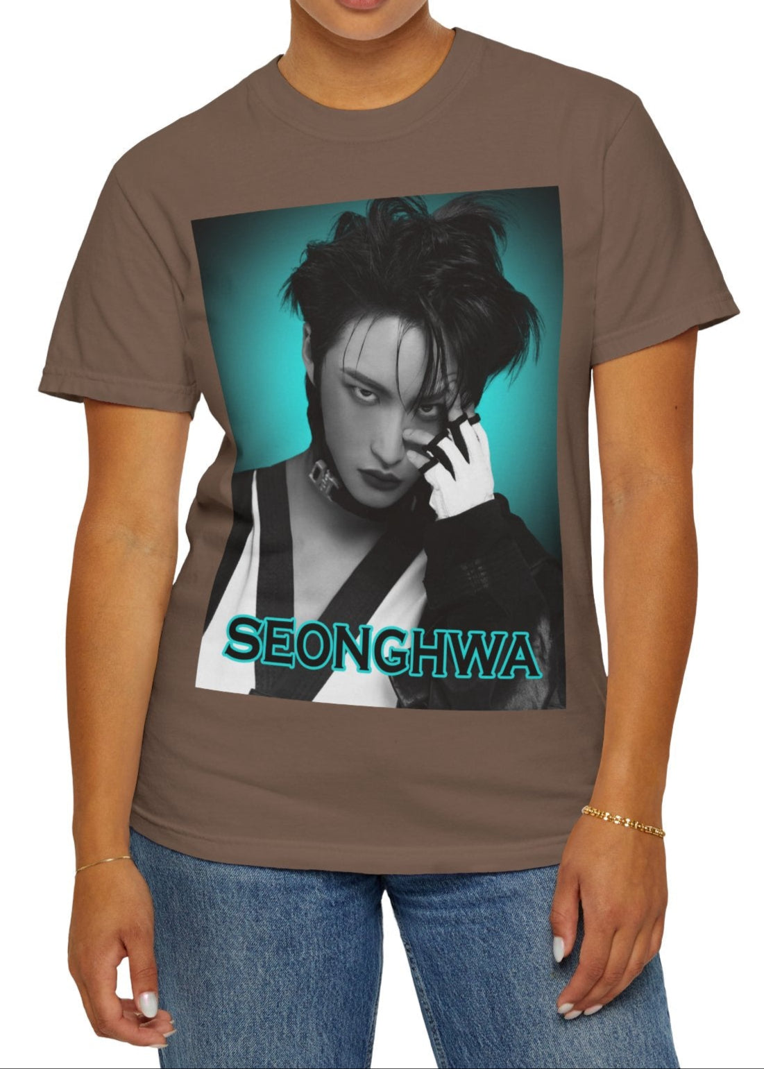 Seonghwa ATEEZ Unisex T-Shirt in espresso – Experiment in Contrasts. A striking black-and-white portrait of Seonghwa with dramatic lighting, deep shadows, and a piercing gaze. His darkened lips add an intense edge, while a bold teal glow surrounds him, creating a contrast between elegance and raw energy. ModeK Vetements.