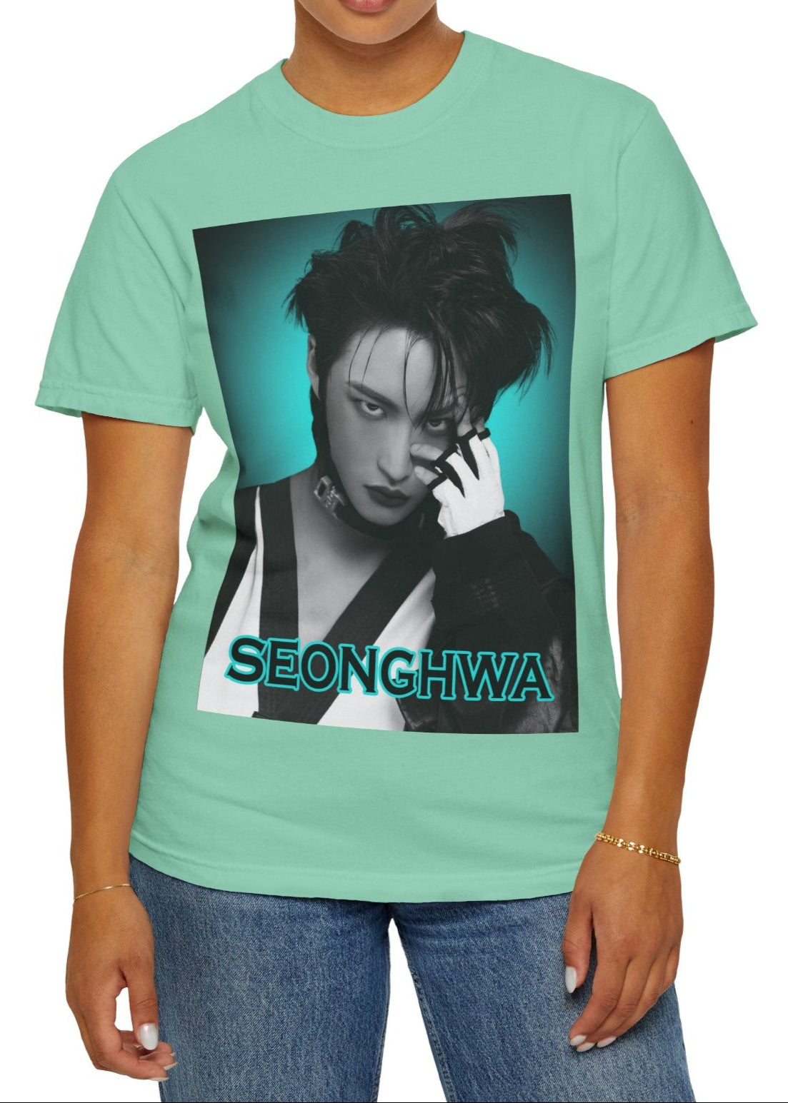 Seonghwa ATEEZ Unisex T-Shirt in island reef – Experiment in Contrasts. A striking black-and-white portrait of Seonghwa with dramatic lighting, deep shadows, and a piercing gaze. His darkened lips add an intense edge, while a bold teal glow surrounds him, creating a contrast between elegance and raw energy. ModeK Vetements.