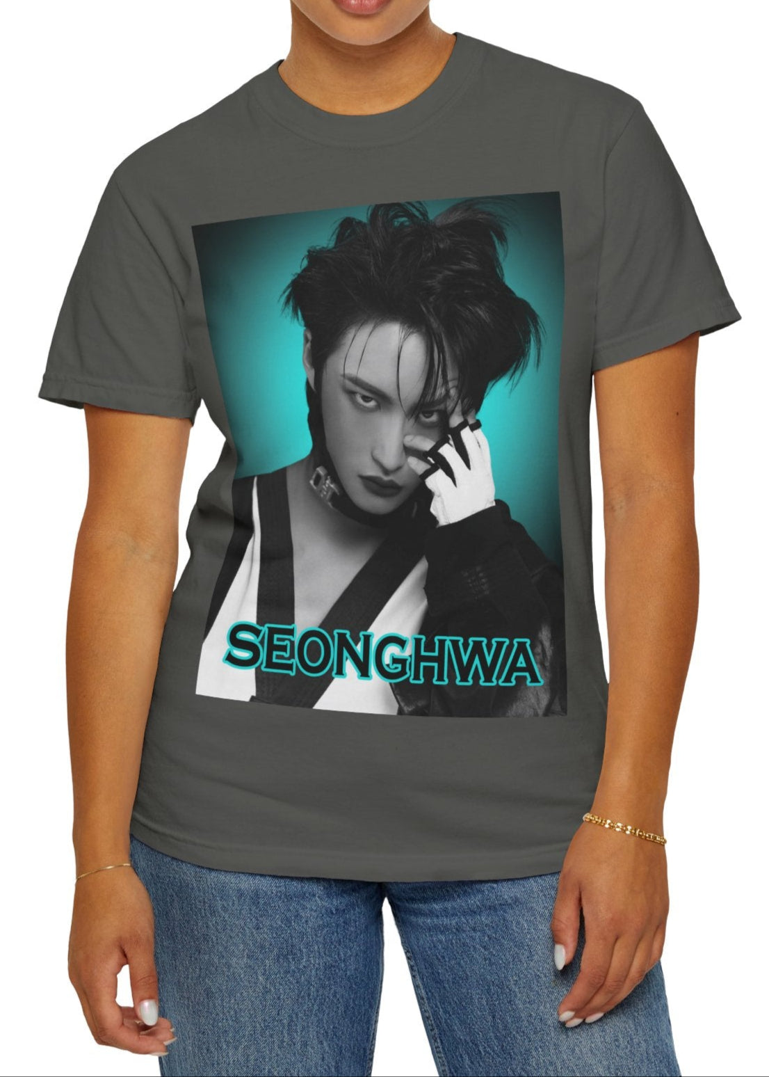 Seonghwa ATEEZ Unisex T-Shirt in  pepper – Experiment in Contrasts. A striking black-and-white portrait of Seonghwa with dramatic lighting, deep shadows, and a piercing gaze. His darkened lips add an intense edge, while a bold teal glow surrounds him, creating a contrast between elegance and raw energy. ModeK Vetements.