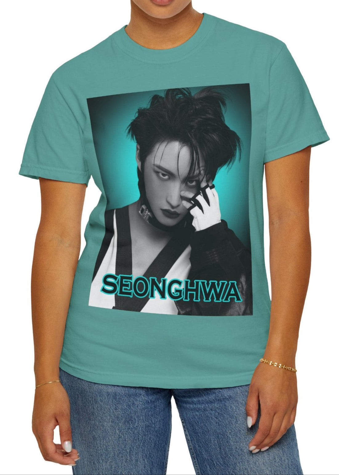 Seonghwa ATEEZ Unisex T-Shirt in seafoam – Experiment in Contrasts. A striking black-and-white portrait of Seonghwa with dramatic lighting, deep shadows, and a piercing gaze. His darkened lips add an intense edge, while a bold teal glow surrounds him, creating a contrast between elegance and raw energy. ModeK Vetements.