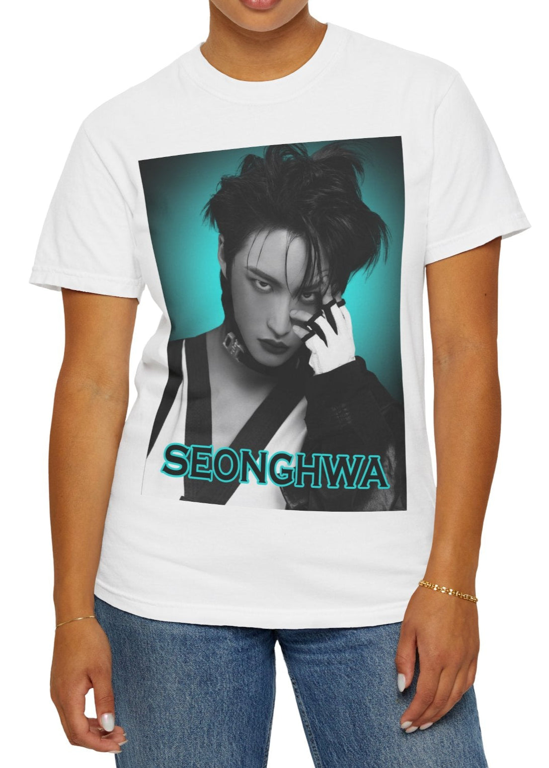 Seonghwa ATEEZ Unisex T-Shirt in white – Experiment in Contrasts. A striking black-and-white portrait of Seonghwa with dramatic lighting, deep shadows, and a piercing gaze. His darkened lips add an intense edge, while a bold teal glow surrounds him, creating a contrast between elegance and raw energy. ModeK Vetements.