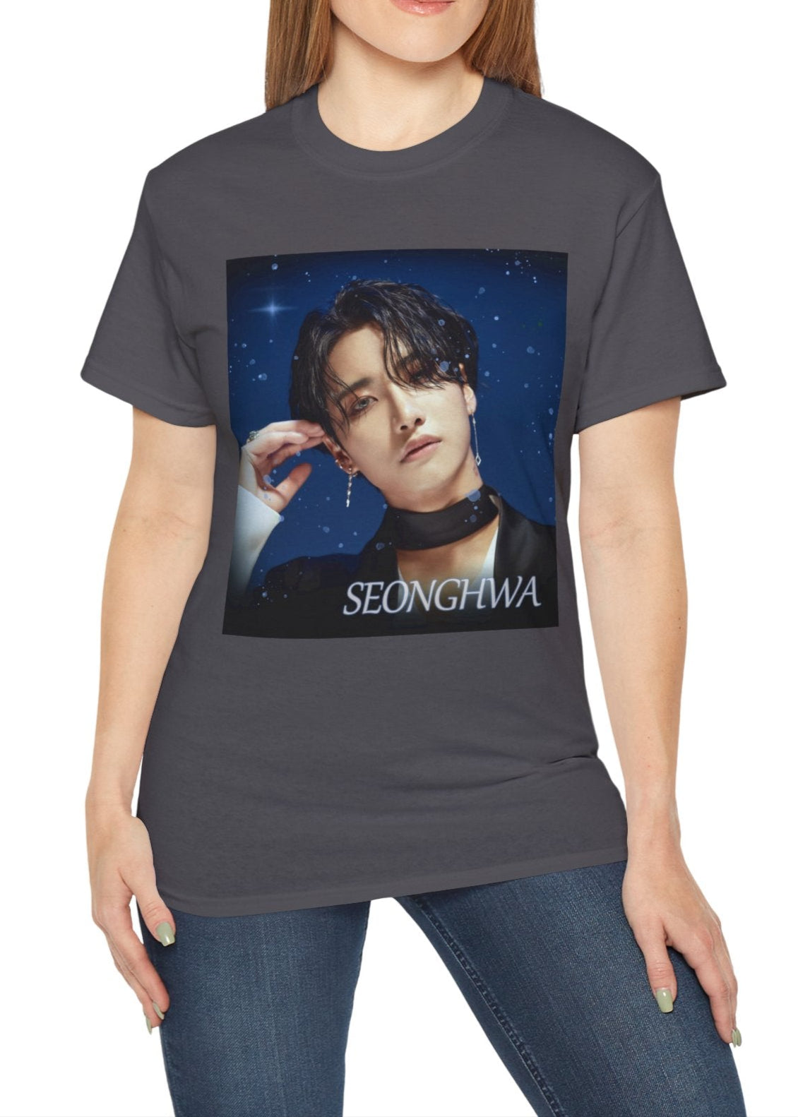 Seonghwa ATEEZ unisex T-Shirt in charcoal, with a starry night aesthetic, featuring Seonghwa against a celestial sky with glowing stars. This K-pop t-shirt is perfect for ATEEZ fans who love cosmic and dreamy fashion. Printed on a high-quality cotton tee for comfort and style. ModeK Vetements.