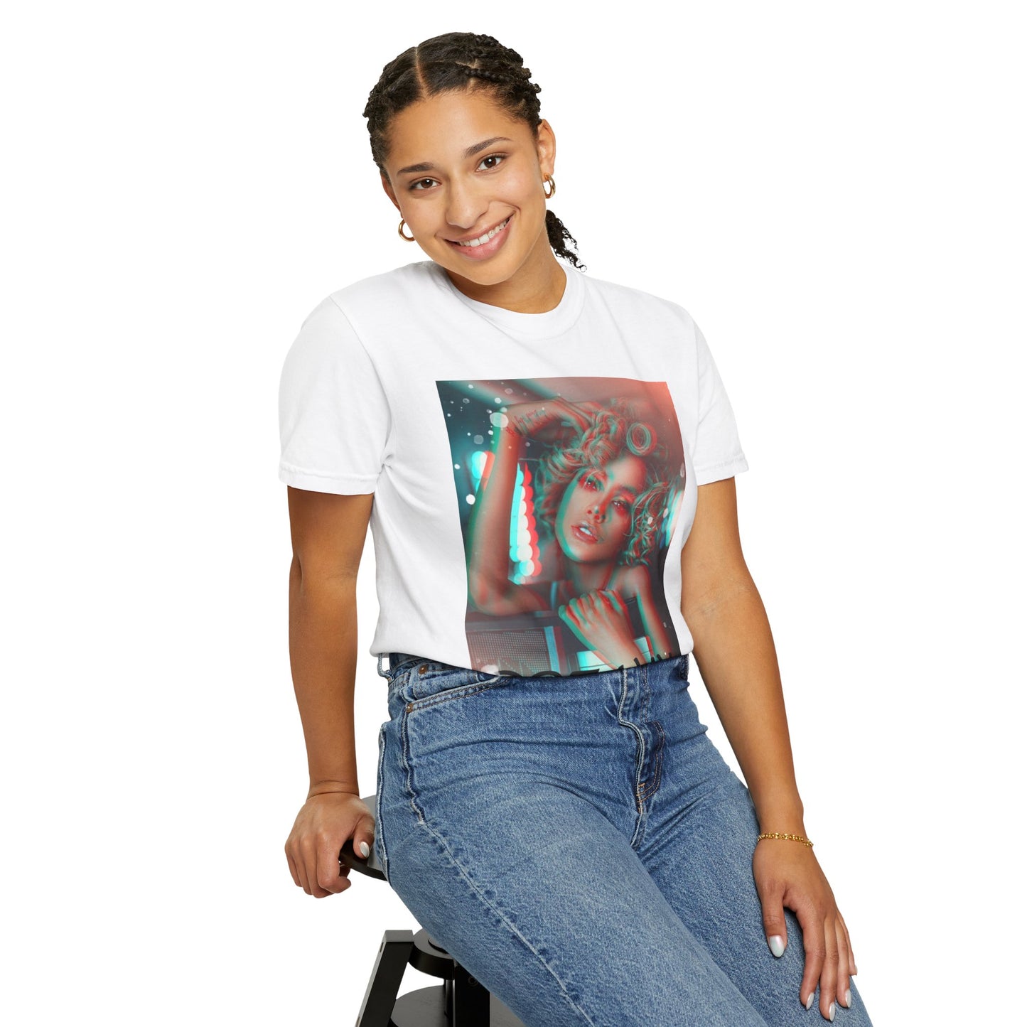 Model sitting on a chair and wearing the unisex 100% ring-spun cotton T-Shirt in white featuring a DTG graphic design: a stylized anaglyph portrait of a woman with curly hair, leaning on an electronic keyboard. The design uses a 3D glitch effect with shifting layers of electric blue and bittersweet red-orange, capturing a "DREAMY" cinematic atmosphere. From ModeK Vetements.