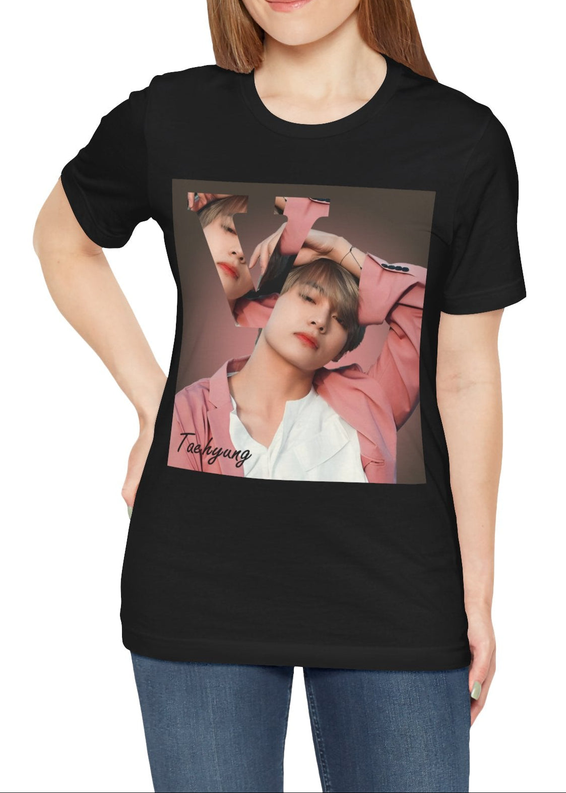 V BTS Unisex T-Shirt in black – A seamlessly blended design capturing V’s unpredictable, dreamy essence. Aesthetic pink tones enhance his depth and artistic allure. ModeK Vetements.