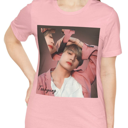 V BTS Unisex T-Shirt in pink – A seamlessly blended design capturing V’s unpredictable, dreamy essence. Aesthetic pink tones enhance his depth and artistic allure. ModeK Vetements.