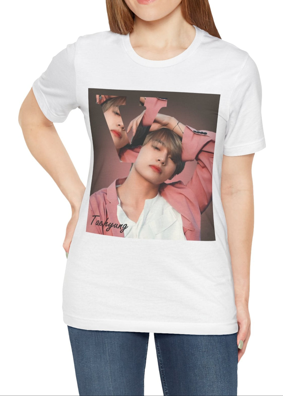 V BTS Unisex T-Shirt in white – A seamlessly blended design capturing V’s unpredictable, dreamy essence. Aesthetic pink tones enhance his depth and artistic allure. ModeK Vetements.