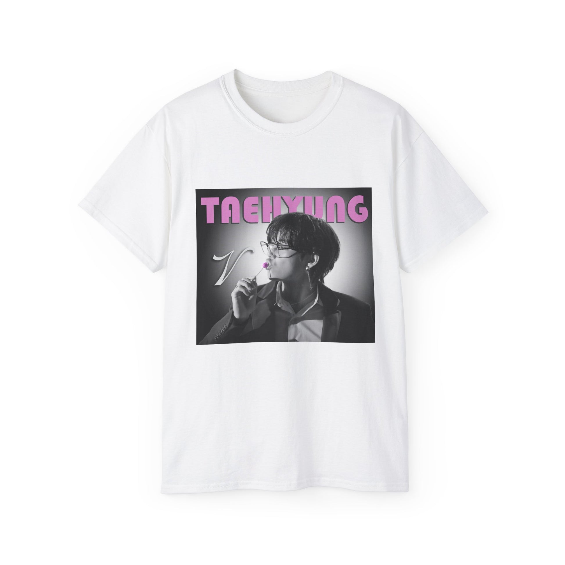 Flat V Taehyung BTS unisex t-shirt in white, featuring a black-and-white design with a pink lollipop and vintage pink lettering. Printed on 100% US cotton, ethically made and Oeko-Tex certified. ModeK Vetements.