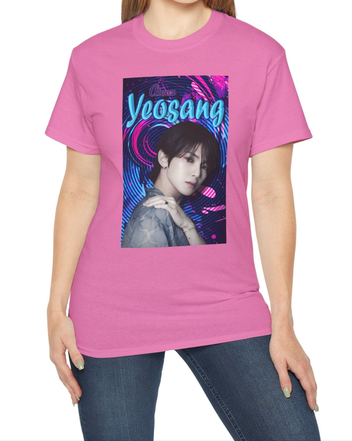 Portrait of Yeosang of ATEEZ surrounded by concentric digital lines and flowing paint-like textures. The design blends graffiti-inspired lettering with koi-like motion in blue lagoon and pink hues, printed on a unisex cotton t-shirt in azalea. From ModeK Vetements.