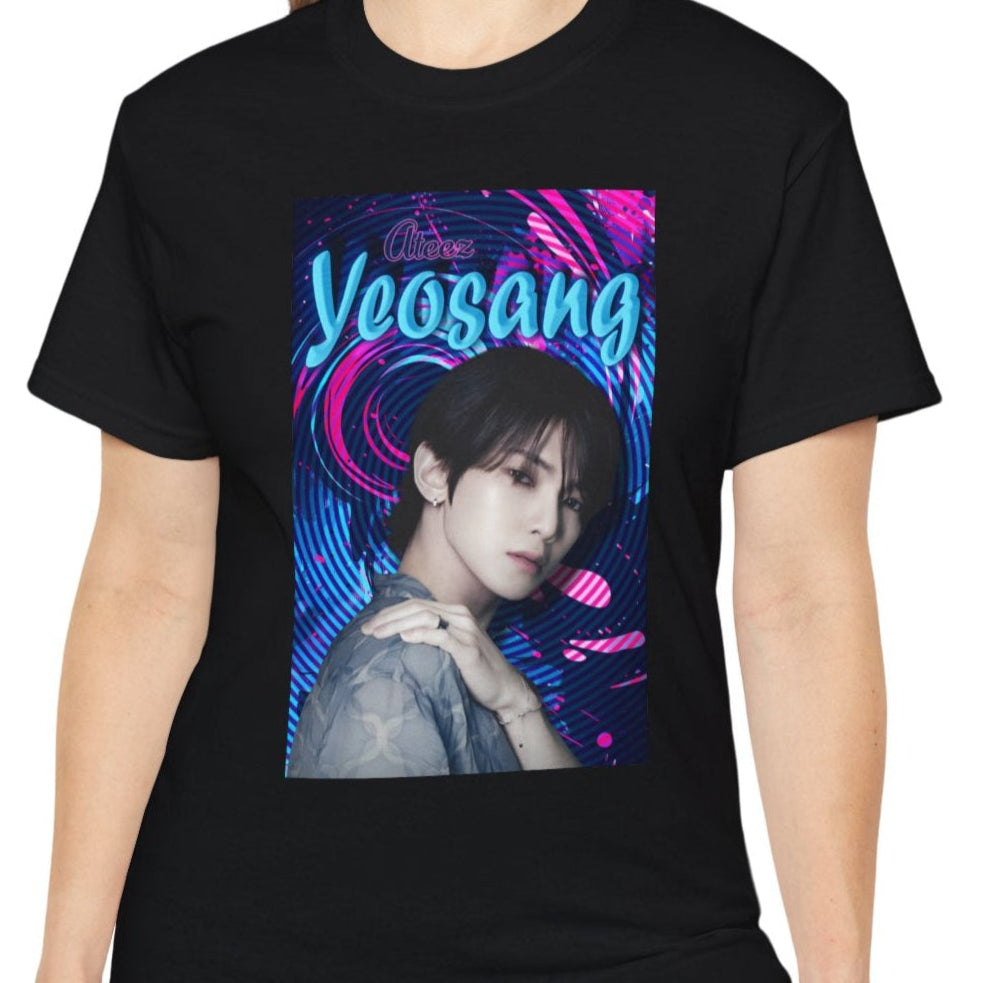 Portrait of Yeosang of ATEEZ surrounded by concentric digital lines and flowing paint-like textures. The design blends graffiti-inspired lettering with koi-like motion in blue lagoon and pink hues, printed on a unisex cotton t-shirt in black. From ModeK Vetements.