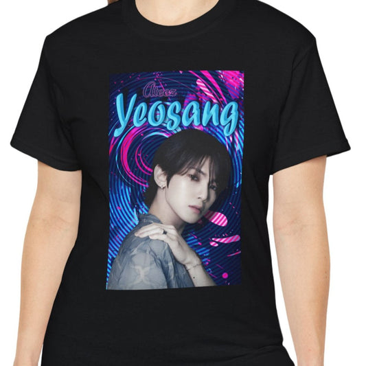 Portrait of Yeosang of ATEEZ surrounded by concentric digital lines and flowing paint-like textures. The design blends graffiti-inspired lettering with koi-like motion in blue lagoon and pink hues, printed on a unisex cotton t-shirt in black. From ModeK Vetements.